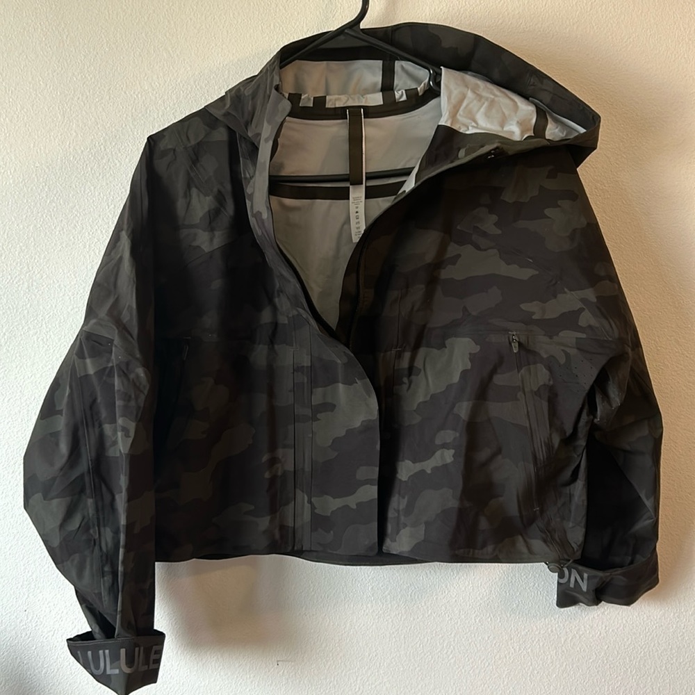 Lululemon Rain Chaser Jacket Heritage 365 Camo Dark Olive Multi Cropped Womens 4